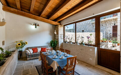 Antica Cascina 191: Mur, Meubles, Sol, Design Intérieur, Sol, Pot De Fleur, Plafond, Plante D'Appartement, Chaise, Brique