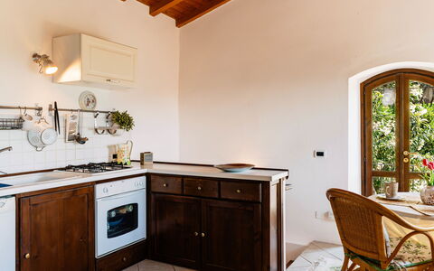 Casetta Pantasina: Bois, Meubles, Design Intérieur, Cuisine, Comptoir, Sol, Appareil De Cuisine, Sol, Cabinetry, Plafond