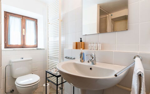 Casetta Pantasina: Salle De Bains, Luminaire Plomberie, Design Intérieur, Sol, Sol, Toilette, Évier, Siège De Toilette, Miroir, Plomberie