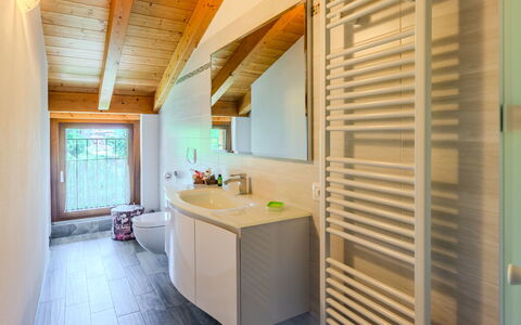 Melissa: Sol, Design Intérieur, Luminaire Plomberie, Sol, Bois, Plafond, Évier, Robinet, Salle De Bains, Plomberie
