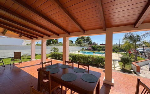 Villa Gloria: Sol, Bois, Sol, Meubles, Tache De Bois, Ombre, Recours, Plafond, Structure En Plein Air, Porche