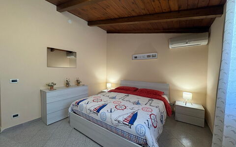 Villa Gloria: Lit, Chambre, Design Intérieur, Drap De Lit, Meubles, Literie, Sol, Sol, Bois, Plafond