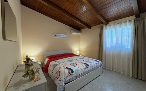 Villa Gloria: Lit, Design Intérieur, Meubles, Chambre, Sol, Sol, Pièce, Bois, Plafond, Drap De Lit