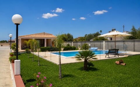 Villa Gloria: Piscine, Recours, Mobilier De Jardin, Zone Résidentielle, Meubles, Composite, Ombre, Biens, Chaise, Eco Hôtel