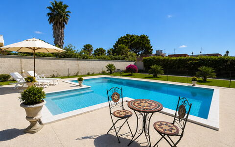 Villa Gloria: Piscine, Bleu, L'Eau, Recours, Mobilier De Jardin, Caractéristique De L'Eau, Composite, Dalle, Eco Hôtel, Tuile