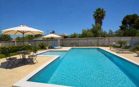 Villa Gloria: Piscine, Bleu, L'Eau, Mobilier De Jardin, Recours, Balancelle, Composite, Tuile, Caractéristique De L'Eau, Ombre