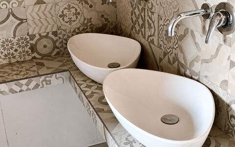 Villa Gloria: Sol, Lavabo, Luminaire Plomberie, Design Intérieur, Salle De Bains, Sol, Évier, Tuile, Plomberie, Porcelaine