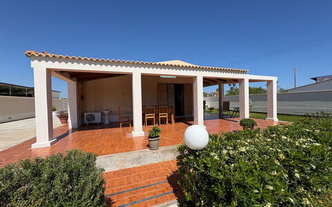 Villa Gloria: Toit, Domicile, Porte, Ombre, Colonne, Structure En Plein Air, Biens, Patio, Béton, Porche