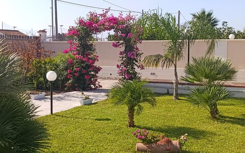 Villa Gloria: Fleur, Arbuste, Rose, Jardin, Plante À Fleurs, Printemps, Aménagement Paysager, Pelouse, Cour