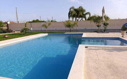 Villa Gloria: Piscine, Bleu, L'Eau, Recours, Composite, Caractéristique De L'Eau, Tuile, Ombre, Eco Hôtel