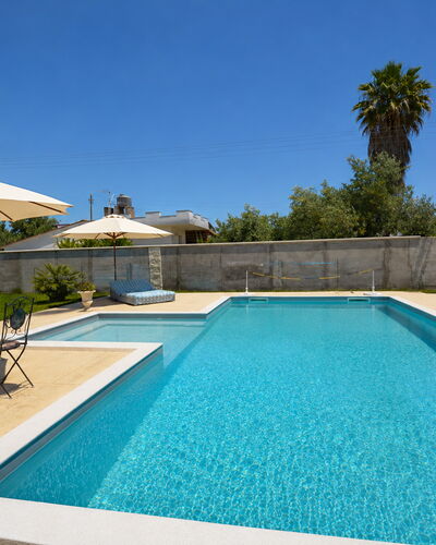 Villa Gloria: Piscine, Bleu, L'Eau, Mobilier De Jardin, Recours, Balancelle, Composite, Tuile, Caractéristique De L'Eau, Ombre