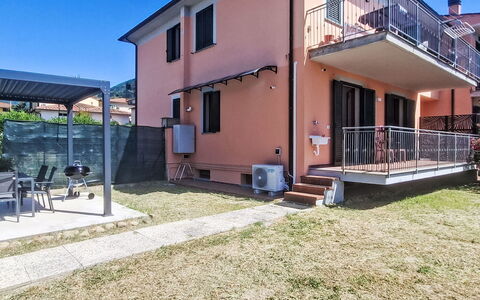 Sondolo: Familiale, Appartement, Véhicule De Luxe, Mid-Taille Car, Parking, Sedan, Voiture Compacte, City Car