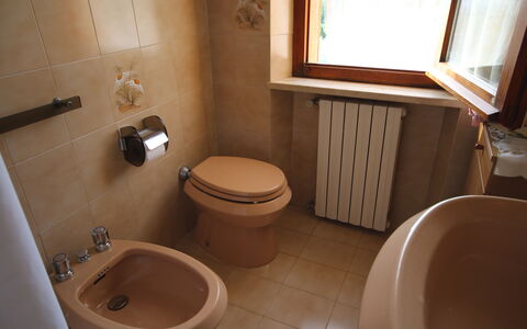 Il Paradiso tra Gli Ulivi: Siège De Toilette, Salle De Bains, Luminaire Plomberie, Toilette, Sol, Sol, Évier, Design Intérieur, Lavabo, Plomberie