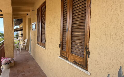 Il Paradiso tra Gli Ulivi: Bois, Tache De Bois, Ombre, Dur, Balcon, Porche, Daylighting, Planche, Lumber