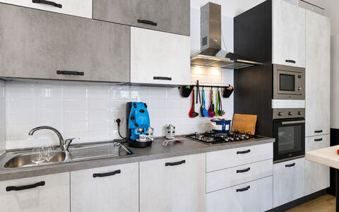 Villa Didymos: Cuisine, Appareil De Cuisine, Comptoir, Principaux Appliance, Design Intérieur, Sol, Cabinetry, Cuisinière, Électroménager, Meubles