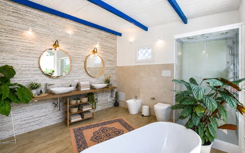 Villa Didymos: Mur, Design Intérieur, Luminaire Plomberie, Lavabo, Salle De Bains, Sol, Robinet, Éclairage, Évier, Plafond