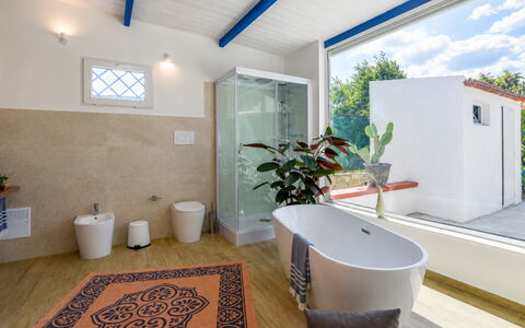 Villa Didymos: Sol, Luminaire Plomberie, Design Intérieur, Sol, Salle De Bains, Robinet, Plafond, Baignoire, Plomberie, Évier