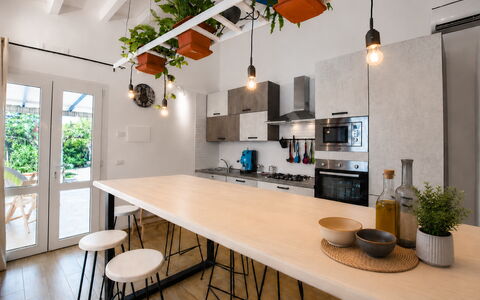 Villa Didymos: Meubles, Design Intérieur, Sol, Cuisine, Mur, Luminaire, Bois, Comptoir, Plafond, Sol
