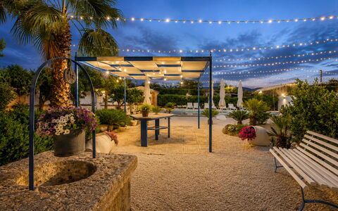 Villa Didymos: Jardin, Pot De Fleur, Ombre, Aménagement Paysager, Cour, Mobilier De Jardin, Eco Hôtel, Cour, Structure En Plein Air, Pergola