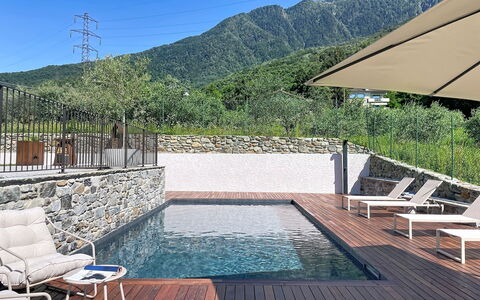 Aura: Montagnes Relief, Piscine, Montagne, Colline, Chaîne De Montagnes, Mobilier De Jardin, Crête, Recours, Plate-Forme, Eco Hôtel