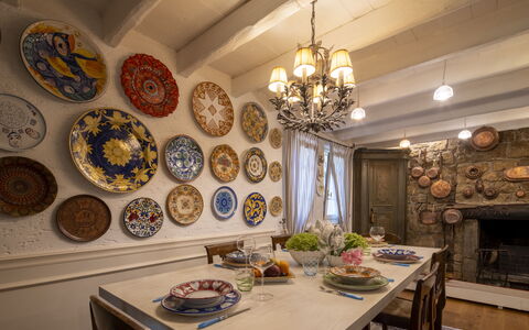Villa El Perlè, Padenghe sul Garda: Meubles, Design Intérieur, Plafond, Table, Vaisselle, Salle À Manger, Porcelaine, Éclairage, Luminaire, Serveware