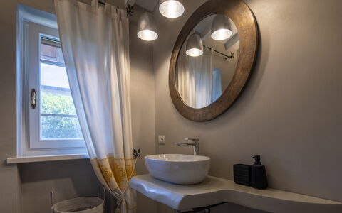 Villa El Perlè, Padenghe sul Garda: Design Intérieur, Sol, Éclairage, Sol, Domicile, Luminaire Plomberie, Luminaire, Pièce, Miroir, Salle De Bains