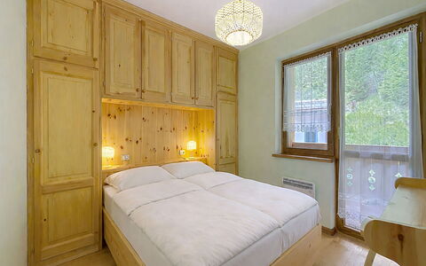 Anny: Bois, Design Intérieur, Plafond, Chambre, Sol, Sol, Pièce, Lit, Domicile, Tache De Bois