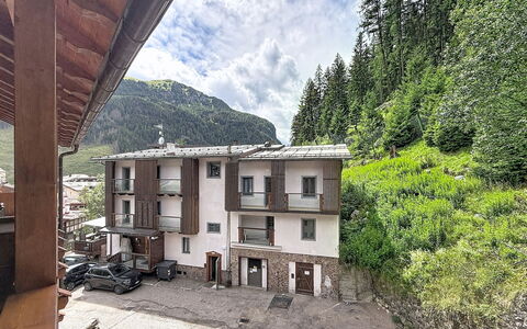 Anny: Chaîne De Montagnes, Balcon, Village De Montagne