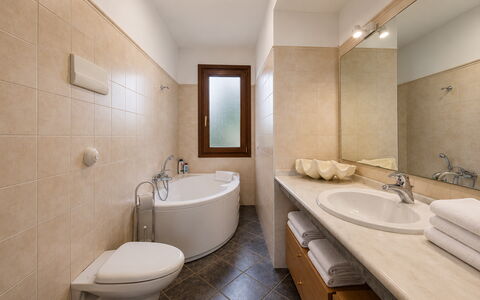 Villa Don Pino: Salle De Bains, Lavabo, Sol, Design Intérieur, Luminaire Plomberie, Sol, Évier, Plafond, Robinet, Plomberie