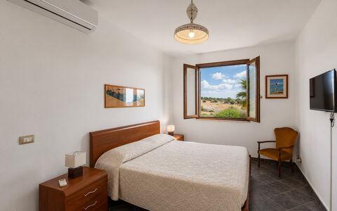 Villa Don Pino: Appartement, Tache De Bois, Dur, Cadre De Lit, Hôtel, Cadre, Lit, Chambre, La Table De Nuit, Suite