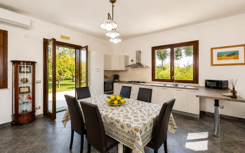 Villa Don Pino: Design Intérieur, Meubles, Table, Sol, Domicile, Table Cuisine Et Salle A Manger, Salle À Manger, Chaise, Pièce, Plafond