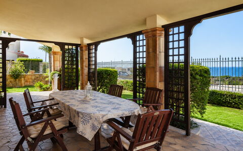La Villa di Giusy: Biens, Porche, Balcon, Jardin, Plante D'Appartement, Pot De Fleur, Ombre, Recours, Villa, Manoir