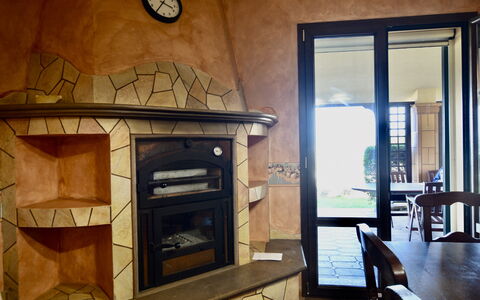 La Villa di Giusy: Bois, Foyer, Tache De Bois, Matériau Naturel, Dur, Cheminée, Poêle À Bois, Électroménager, Tuile, Salon