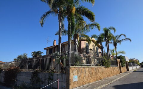 La Villa di Giusy: Ciel, Arbre, Zone Résidentielle, Maison, Domicile, Suppression Des Plantes Ligneuses, Banlieue, Ombre