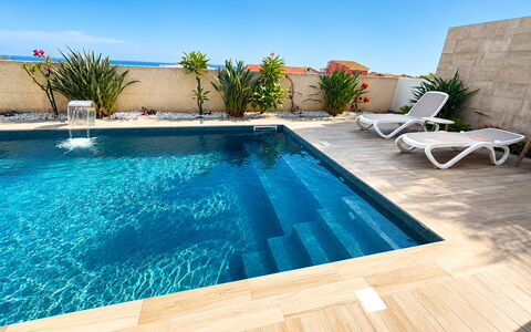 A Casa di Gio: Bleu, Piscine, Sol, Sol, Composite, Recours, Mobilier De Jardin, Loisir, Caractéristique De L'Eau, Ombre