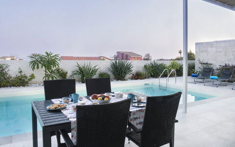 A Casa di Gio: Piscine, Meubles, Mobilier De Jardin, Sol, Sol, Composite, Pot De Fleur, Chaise, Recours, Ombre