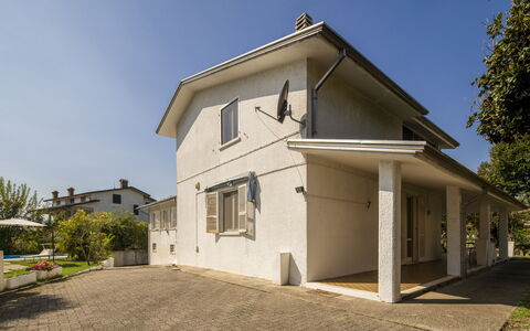 Villa Eva: Bâtiment, Fenêtre, Maison, Domicile, Zone Résidentielle, Architecture, Toit, Porte, Établissements Humains, Chalet