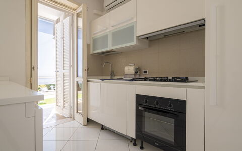 Villa Eva: Cuisine, Principaux Appliance, Appareil De Cuisine, Design Intérieur, Sol, Comptoir, Cabinetry, Sol, Meubles, Domicile