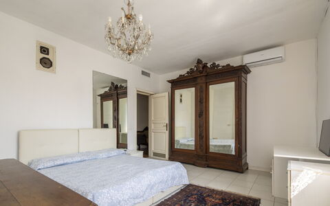 Villa Eva: Lit, Meubles, Chambre, Design Intérieur, Sol, Sol, Drap De Lit, Bois, Literie, Pièce