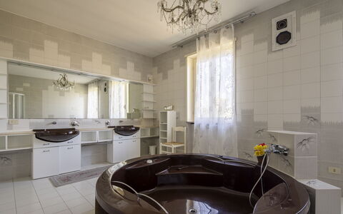 Villa Eva: Sol, Sol, Luminaire Plomberie, Design Intérieur, Baignoire, Plomberie, Plafond, Éclairage, Salle De Bains, Pièce