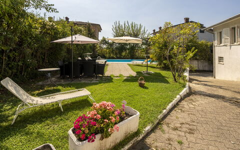 Villa Eva: Maison, Zone Résidentielle, Piscine, Mobilier De Jardin, Jardin, Aménagement Paysager, Recours, Pelouse, Cour