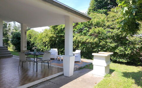 Villa Eva: Colonne, Ombre, Béton, Porche, Jardin, Structure En Plein Air, Pelouse, Arrière-Cour, Aménagement Paysager, Cour