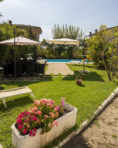 Villa Eva: Maison, Zone Résidentielle, Piscine, Mobilier De Jardin, Jardin, Aménagement Paysager, Recours, Pelouse, Cour
