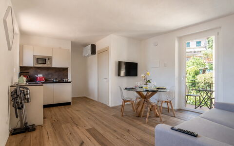 Next Comacina, Lago di Como with Garage: Meubles, Sol, Appartement, Chaise, Parquet, Dur, Plante D'Appartement, Tache De Bois, Salon, Balcon