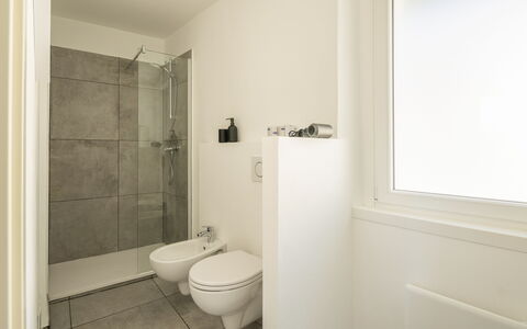 Next Comacina, Lago di Como with Garage: Salle De Bains, Sol, Mur, Luminaire Plomberie, Sol, Toilette, Siège De Toilette, Design Intérieur, Plomberie, Lavabo