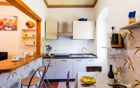Oliver: Meubles, Design Intérieur, Sol, Bois, Cuisine, Comptoir, Sol, Plafond, Pièce, Éclairage