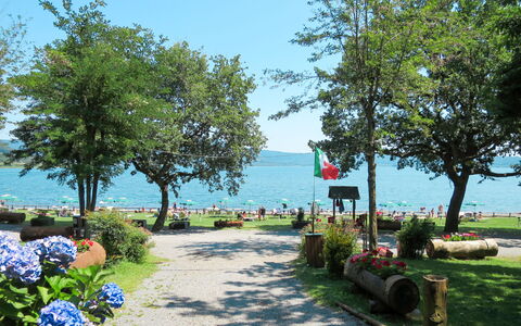 Lago di Vico 629: Des Loisirs, Cotiers Et Relief Océaniques, Côte, Loisir, Mer, Vacances, Printemps, Rive, Parc, Baie