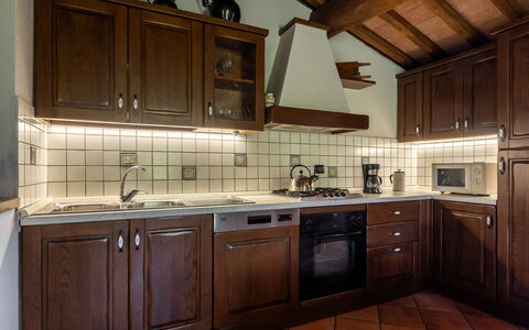 Villa Daluma, Private Pool in Todi: Cuisine, Cabinetry, Bois, Comptoir, Principaux Appliance, Design Intérieur, Appareil De Cuisine, Cuisinière, Meubles, Plafond