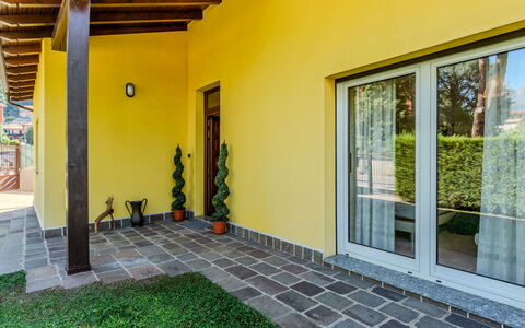 Villa Giulia: Mur, Jaune, Sol, Architecture, Sol, Domicile, Composite, Porte, Ombre, Jardin