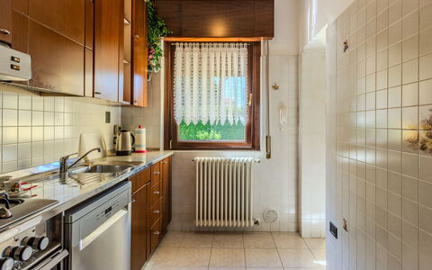 Villa Giulia: Cuisine, Bois, Sol, Appareil De Cuisine, Comptoir, Principaux Appliance, Design Intérieur, Sol, Cabinetry, Evier